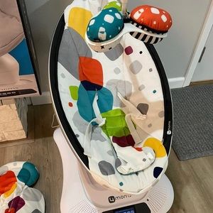 4 Moms Bright colors is Beautiful Everything in very good condition